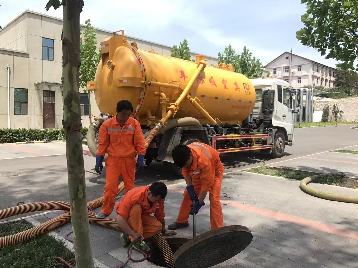 黄州管道疏通车停在窨井附近