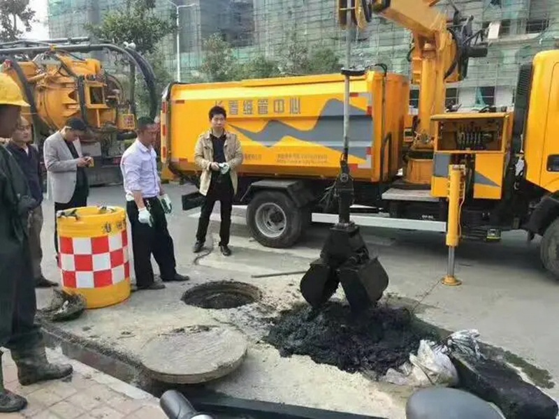 黄州街道：网格员化身“清道夫”，为民解忧疏通“堵心”化粪池