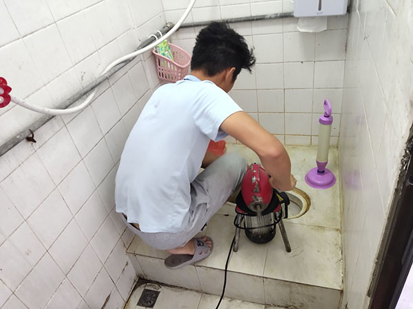 黄州肥皂掉到马桶里把马桶堵住了怎么办？马桶堵住了怎么办