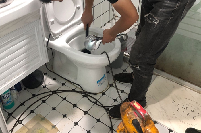 黄州马桶堵塞自己疏通还是找师傅?专业上门服务让你省时更省心